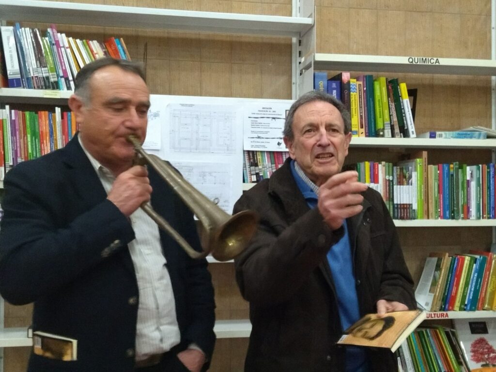 Damián tocando la trompeta de Isidro