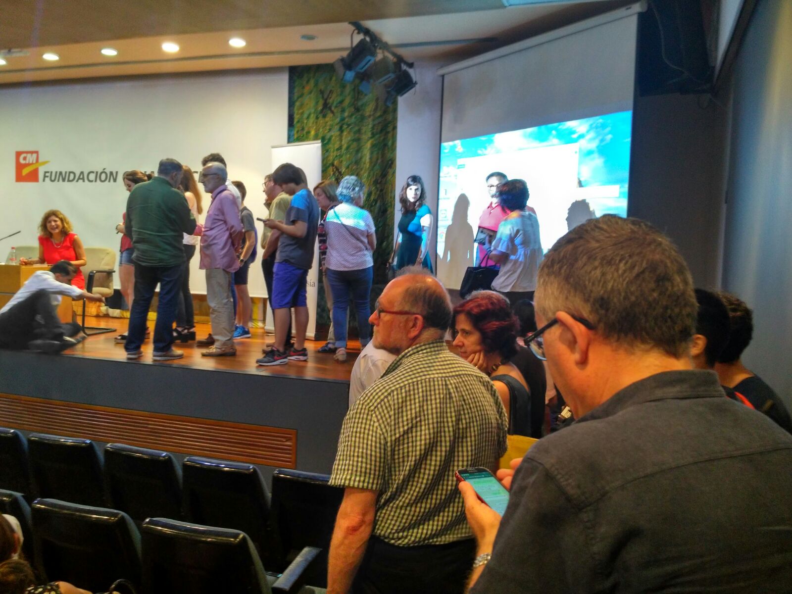 Firmando libros mientras un espontáneo se sube al escenario