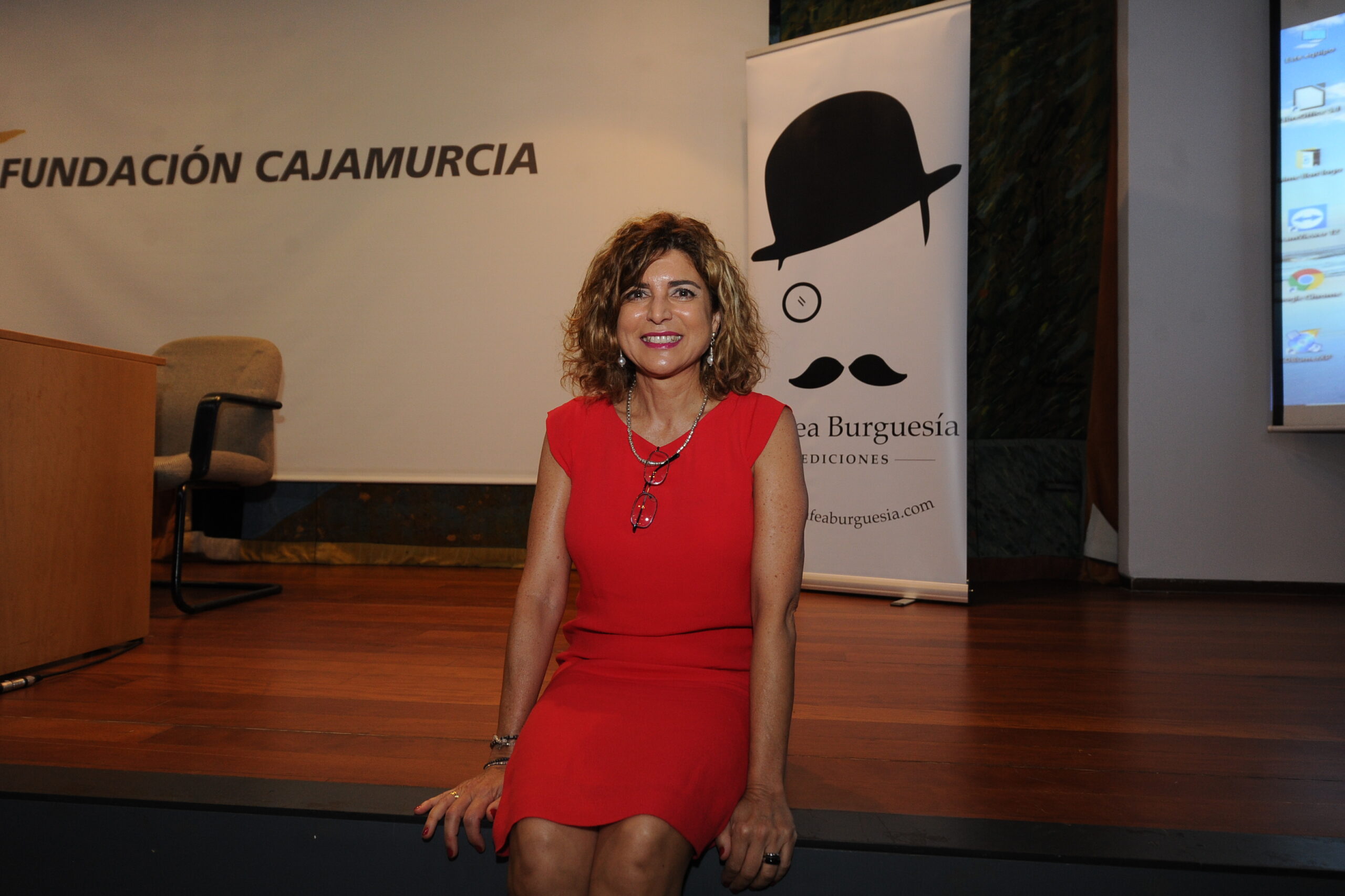 Isabel María Abellán en presentación La línea del horizonte