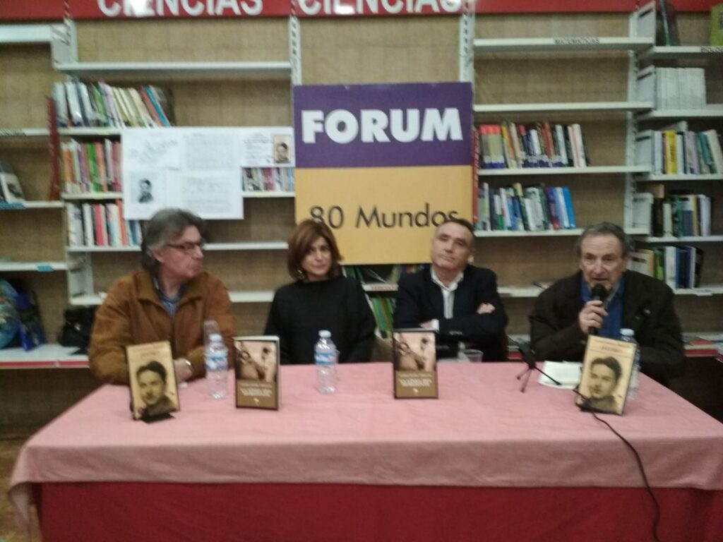 La mesa de presentadores en 80 mundos