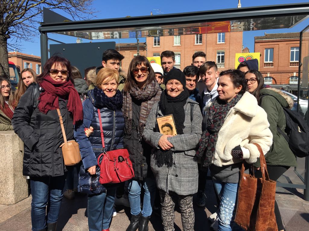 Miembros asociación exiliados Toulouse con el libro Isidro