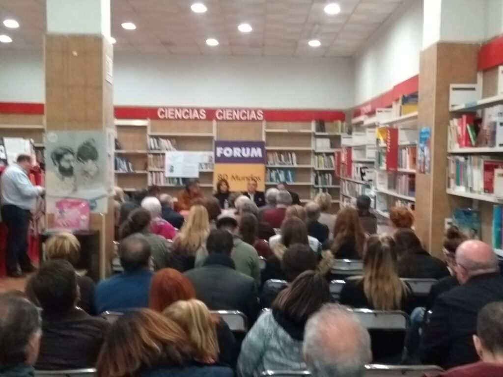 Público asistente a la presentación de La línea del horizonte en 80 mundos